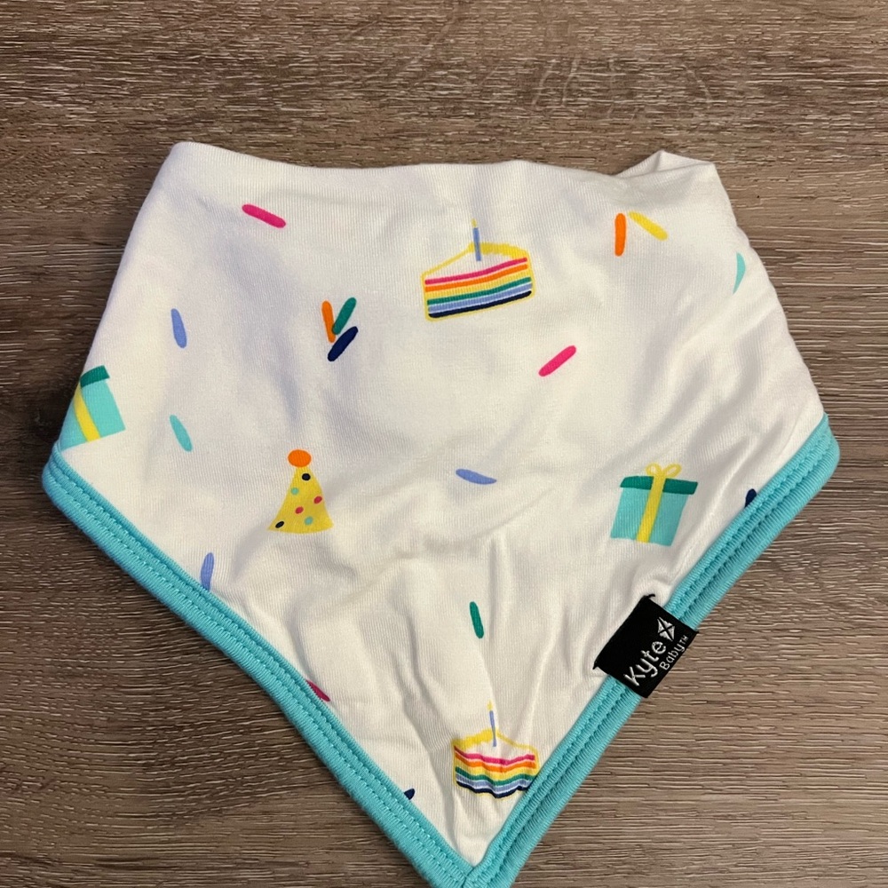 Kyte BABY White and Blue Bibs with Colorful Pattern